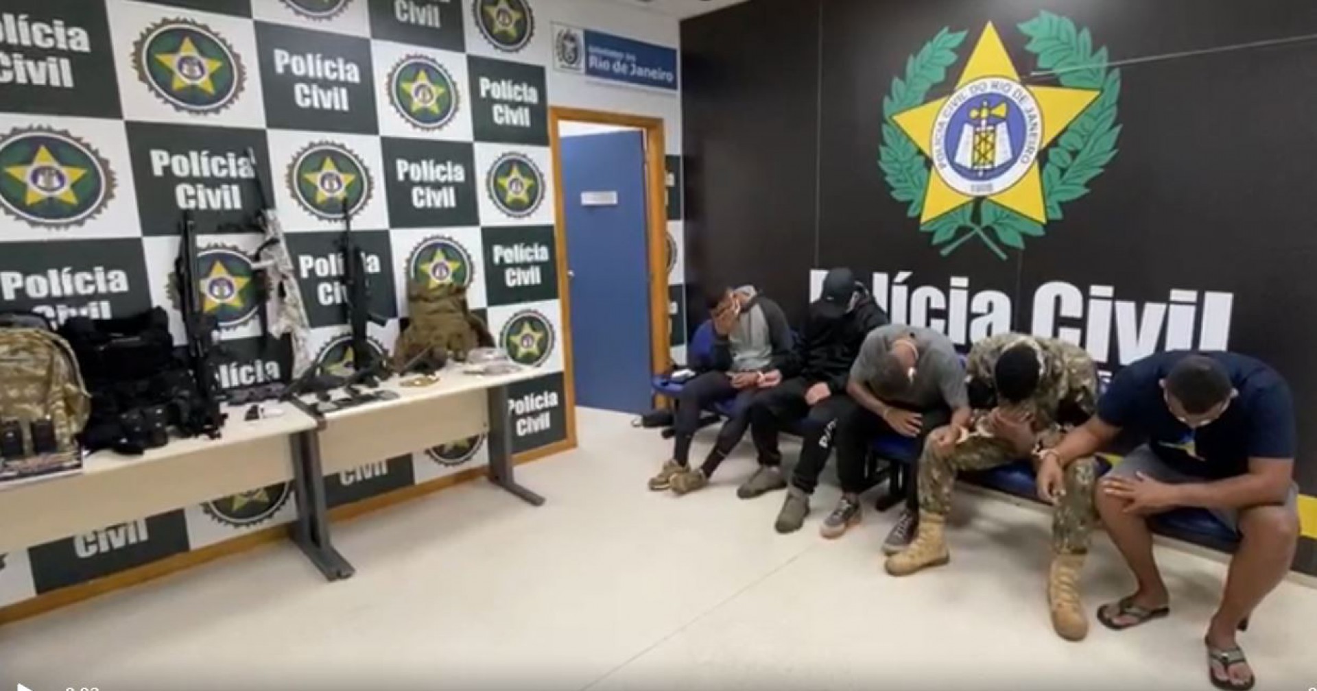 Pol&iacute;cia prende milicianos da Pra&ccedil;a Seca que invadiriam favela dominada por fac&ccedil;&atilde;o