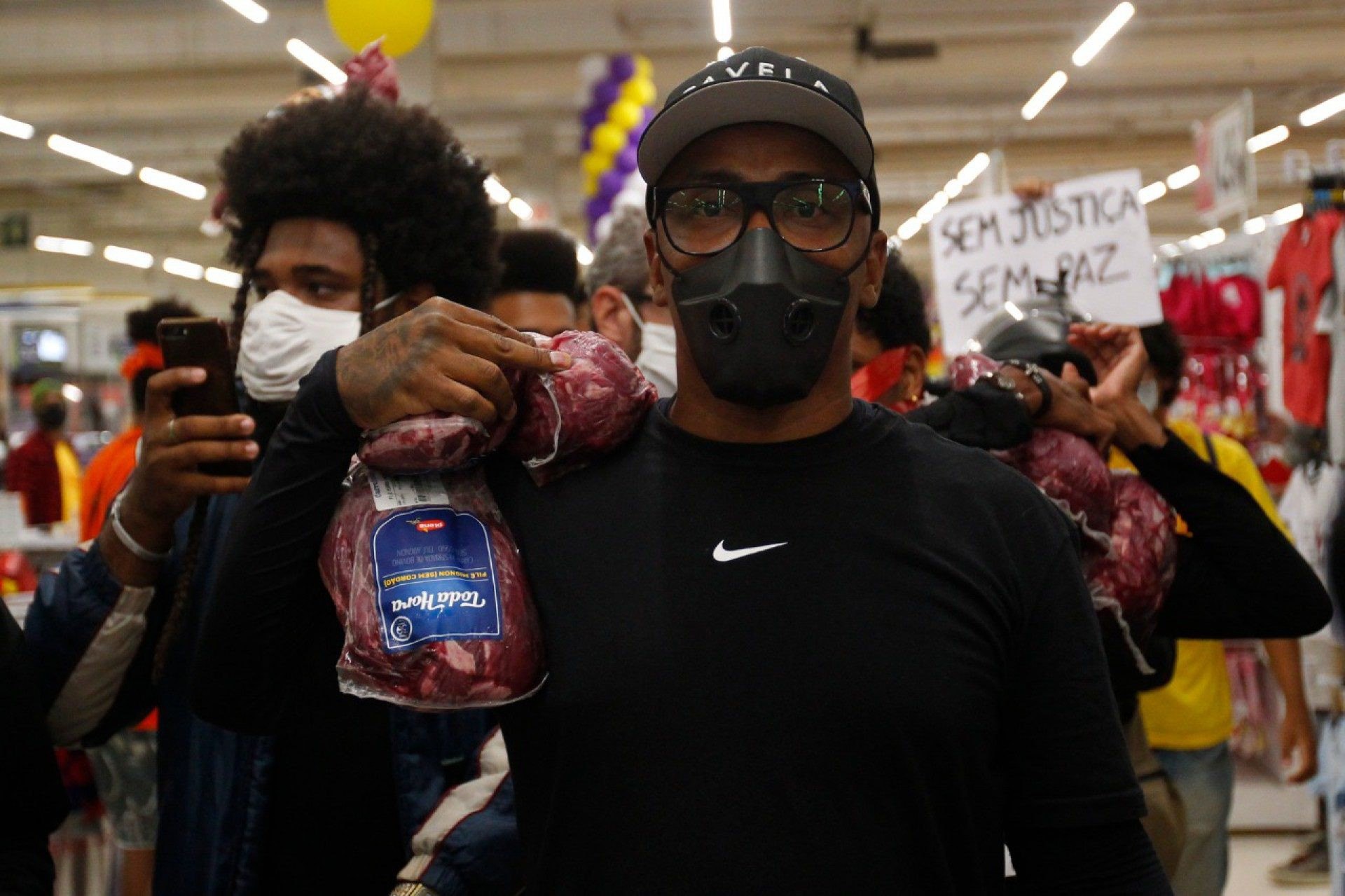 Homens seguram carnes para fazer menção a 'carne negra' - Luciano Belford / Agência O Dia 
