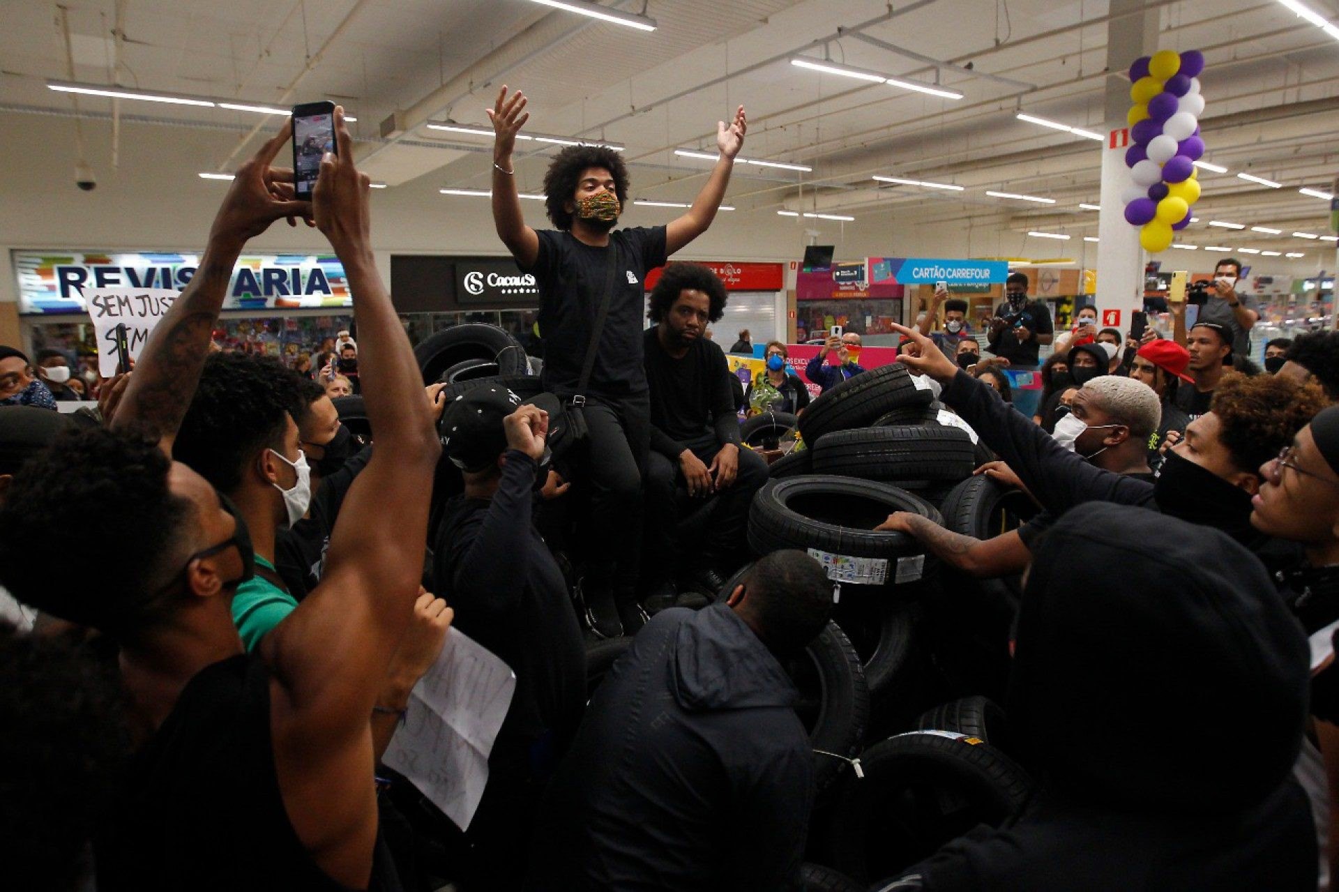Manifestantes usam roupa preta para manifestar contra a morte de homem negro - Luciano Belford / Agência O Dia 