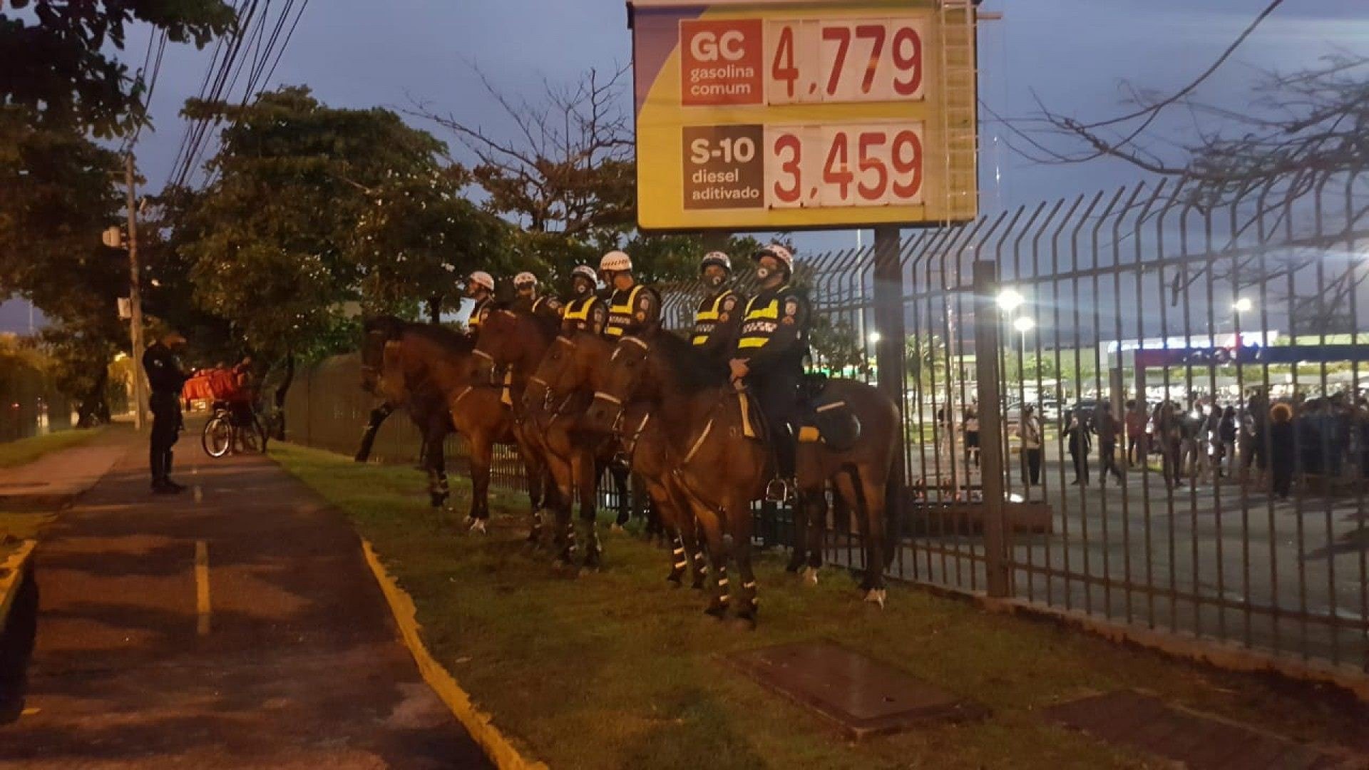 Policiais com cavalos estão na frente do estabelecimento  - Luciano Belford / Agência O Dia 