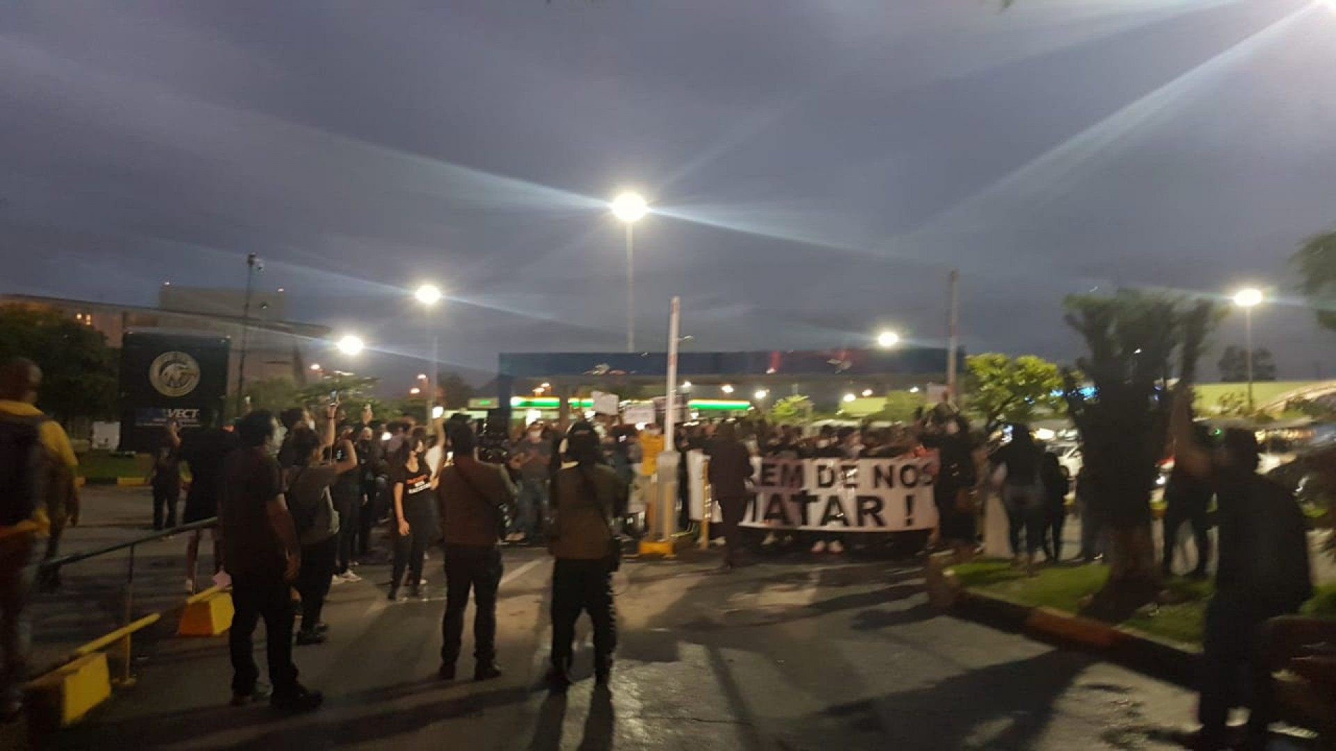 Manifestantes seguram uma faixa com a frese 'parem de nos matar' - Luciano Belford / Agência O Dia 