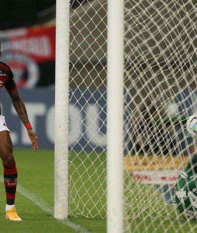 Flamengo x Coritiba jogam pela 22ª rodada do Campeonato Brasileiro 2020 no estádio do Maracanã. Na Foto: Bruno Henrique comemorando o Gol. - Daniel Castelo Branco/Agência O Dia