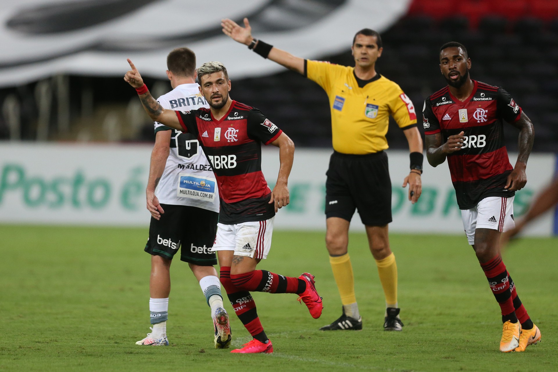 Comentarista sugere favorecimento ao Flamengo no Brasileir&atilde;o e irrita colegas de bancada