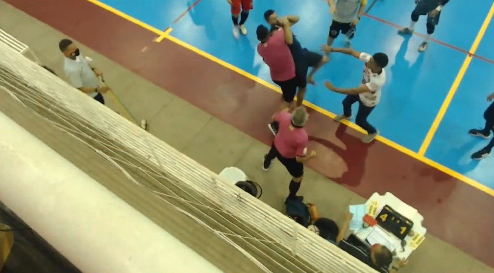 Partida de Futsal acaba em confus&atilde;o generalizada; &aacute;rbitro foi agredido por goleiro