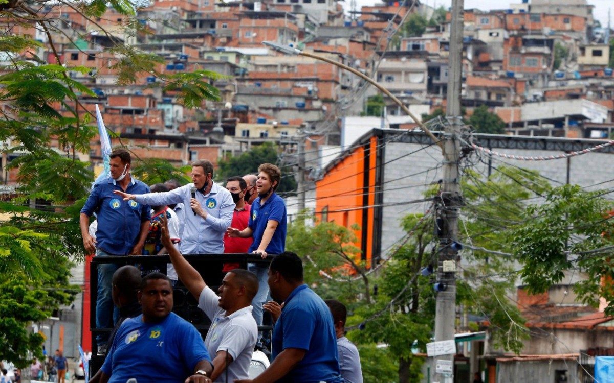 Marcelo Crivella, que fez carreata ontem na Praça Seca e em Acari, afirmou que panfleto 