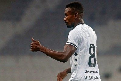 Kalou deve ser escalado como segundo atacante por Barroca contra o Coritiba