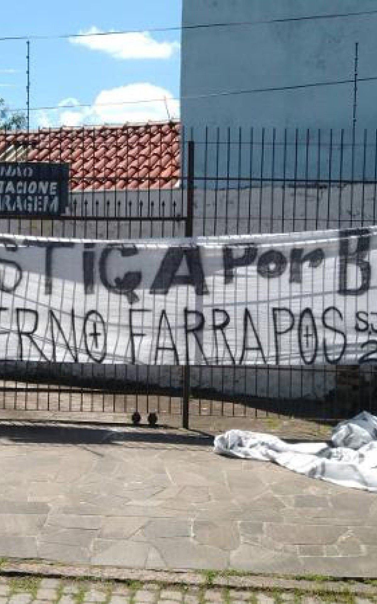 Faixa em homenagem a Jo&atilde;o Alberto