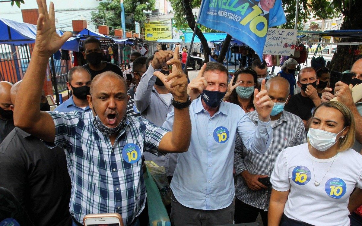 Eleições 2020 - Caminhada do candidato Crivella nas ruas da Taquara. Fotos:  Estefan Radovicz / Agência O Dia
      Byline