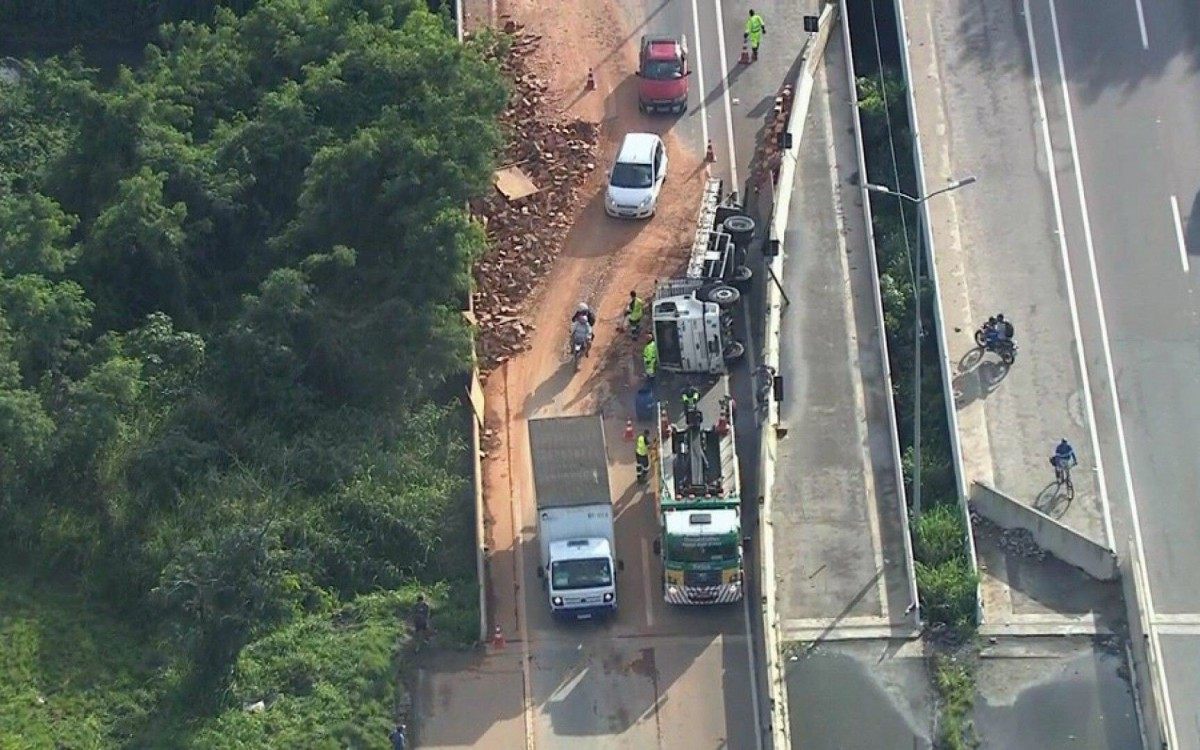 Carreta tomba e provoca trânsito lento na BR-101 - Reprodução / Tv Globo