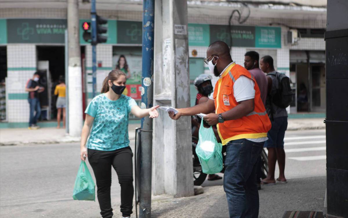 Máscaras também serão distribuídas no sistema drive thru, mesmo para quem chegar ao local a pé ou de bicicleta