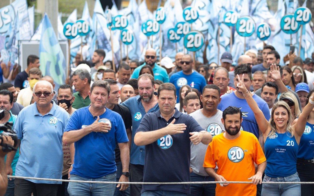 Léo Vieira, do PSC, em caminhada por Vilar dos Teles. 