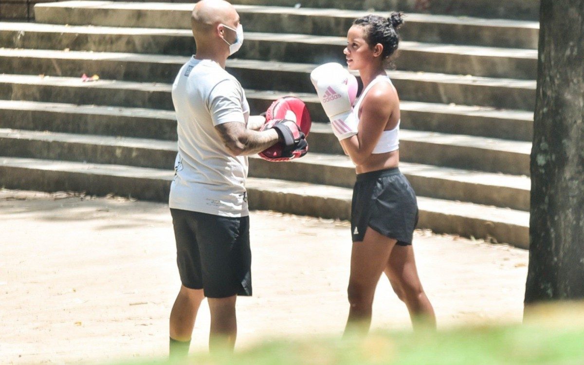 Ex-BBB Gleici Damasceno treina boxe em São Paulo