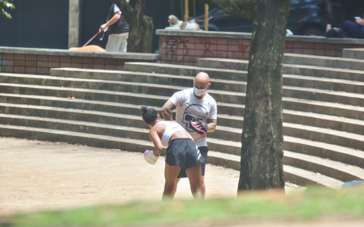 Ex-BBB Gleici Damasceno treina boxe em São Paulo