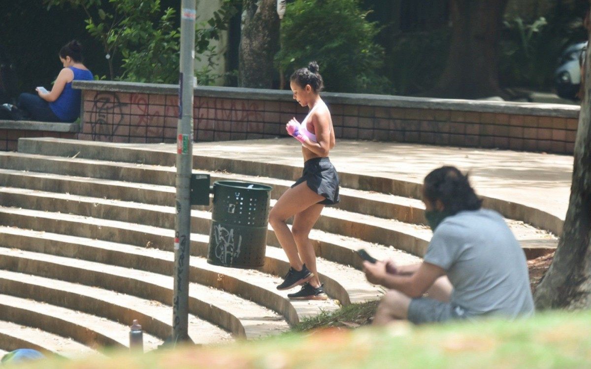 Ex-BBB Gleici Damasceno treina boxe em São Paulo