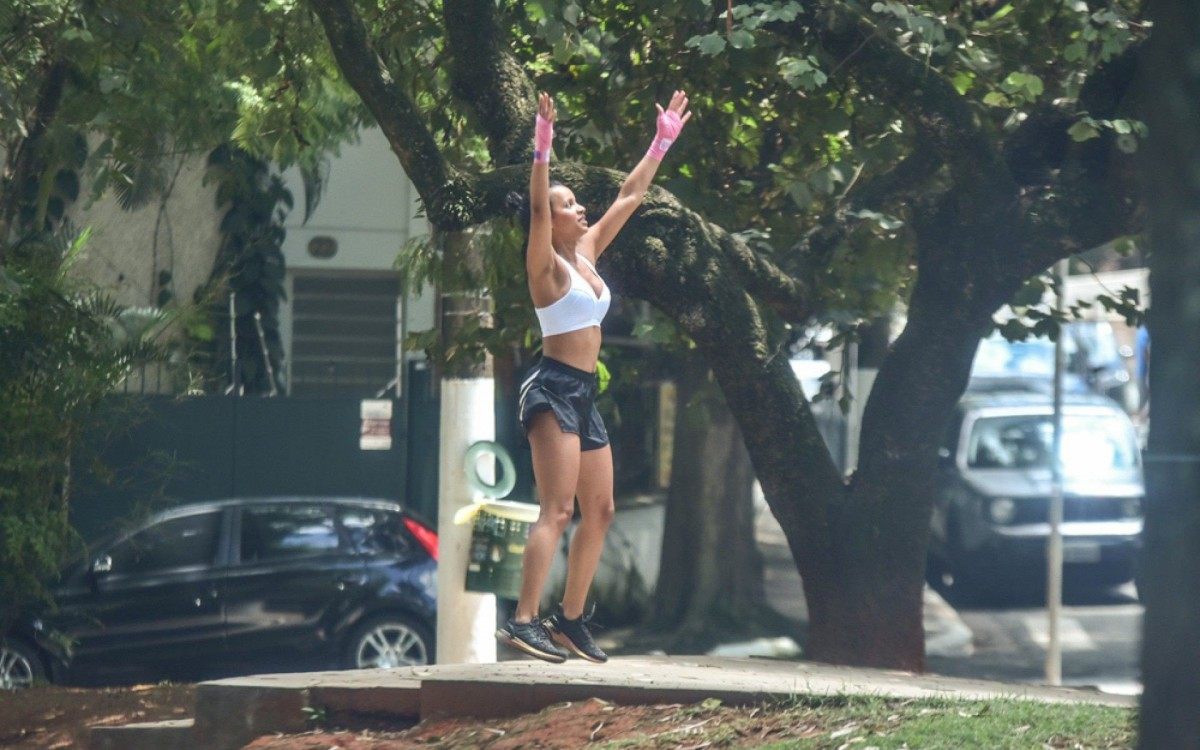 Ex-BBB Gleici Damasceno treina boxe em São Paulo