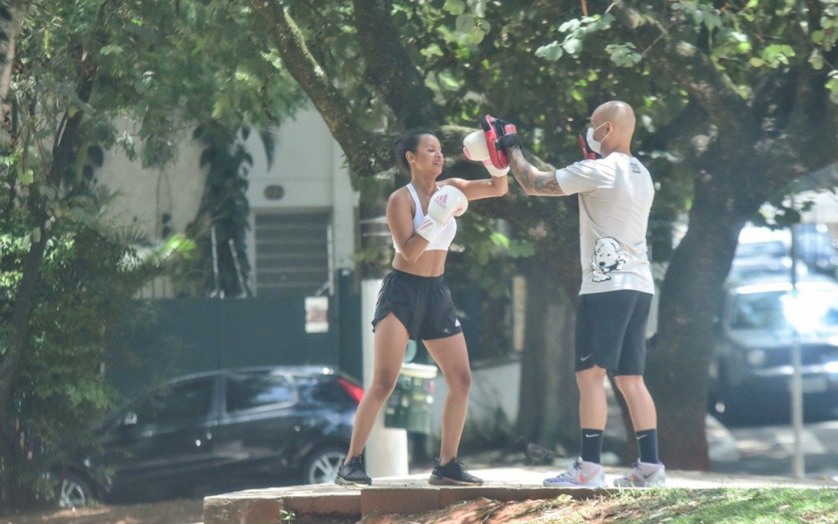 Ex-BBB Gleici Damasceno treina boxe em São Paulo