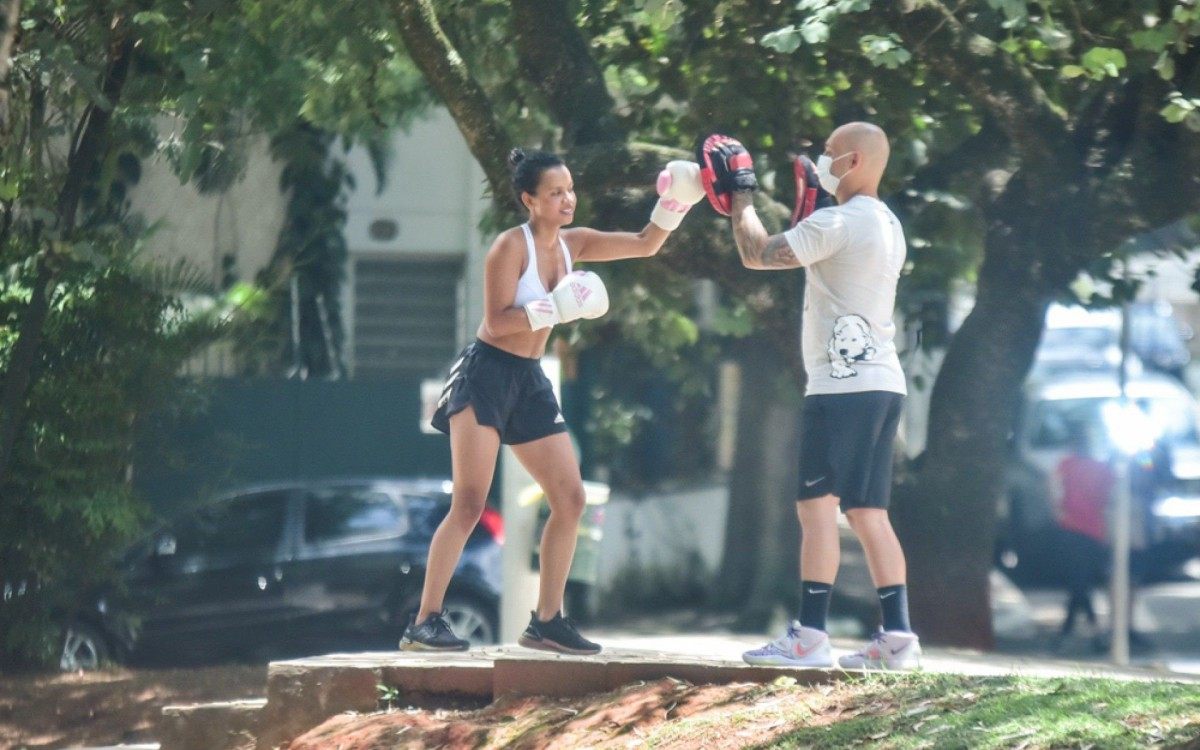 Ex-BBB Gleici Damasceno treina boxe em São Paulo