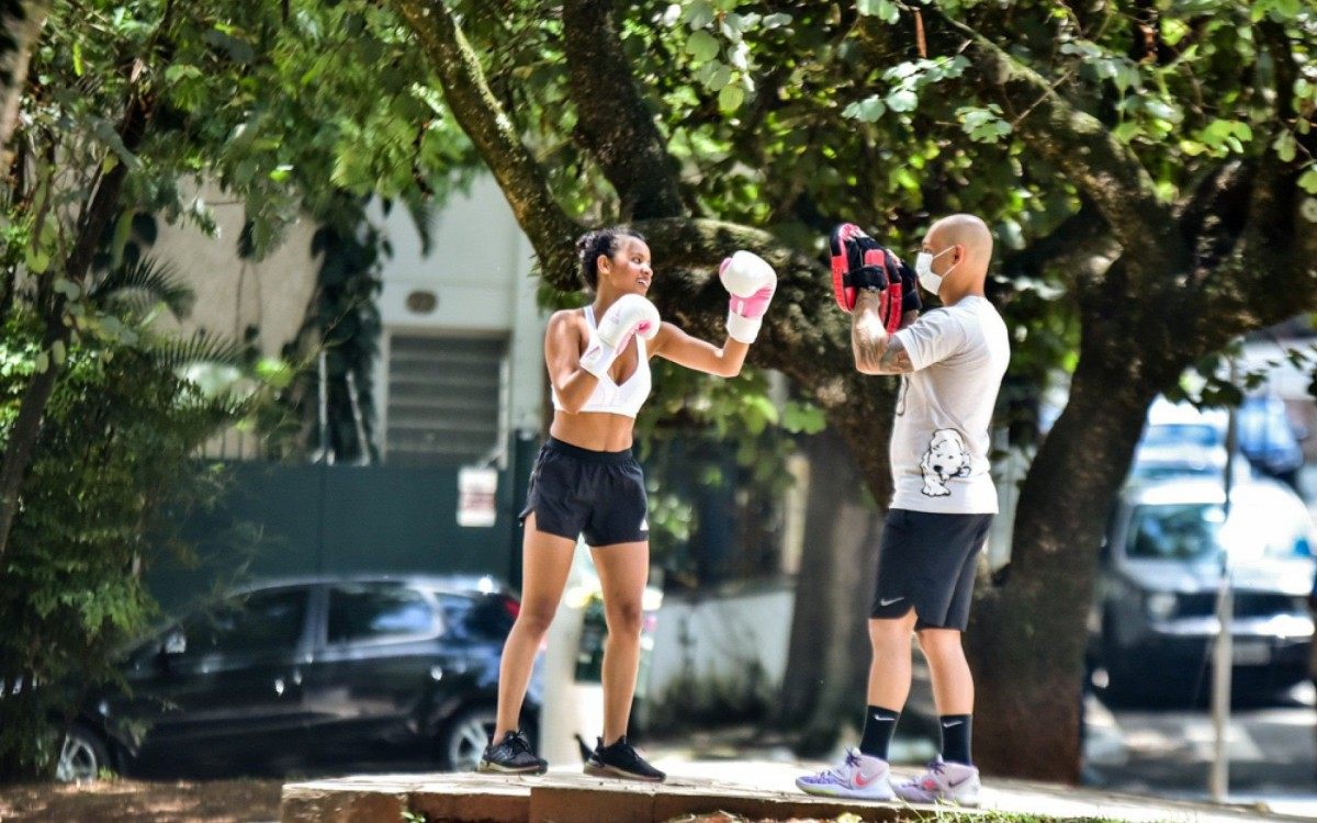 Ex-BBB Gleici Damasceno treina boxe em São Paulo