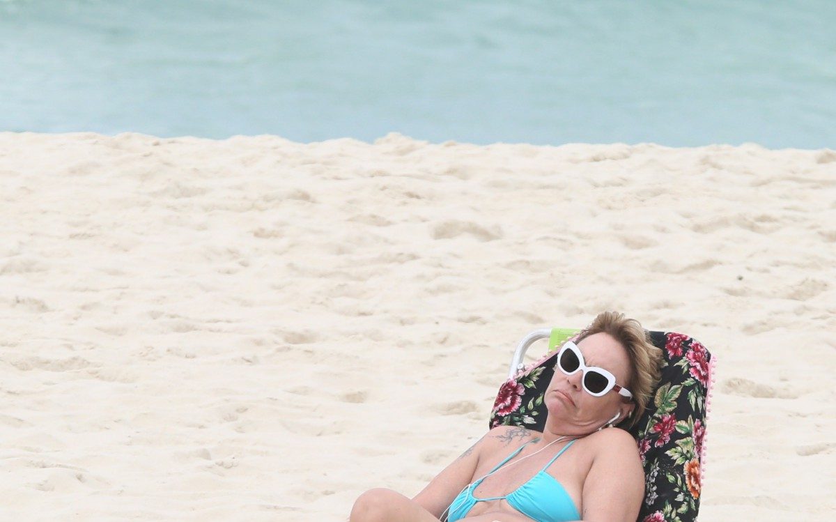 Rog&eacute;ria Bolsonaro curte dia de praia sozinha na Barra da Tijuca, na Zona Oeste do Rio