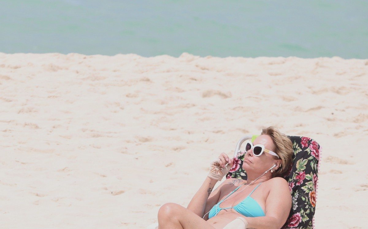 Rog&eacute;ria Bolsonaro curte dia de praia sozinha na Barra da Tijuca, na Zona Oeste do Rio