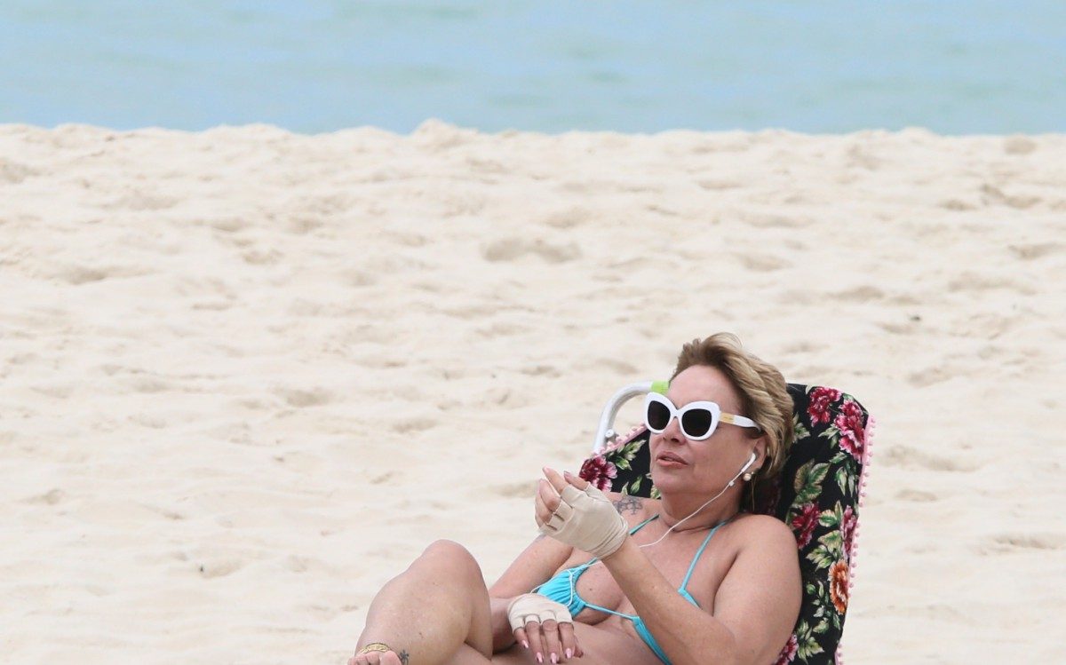 Rog&eacute;ria Bolsonaro curte dia de praia sozinha na Barra da Tijuca, na Zona Oeste do Rio