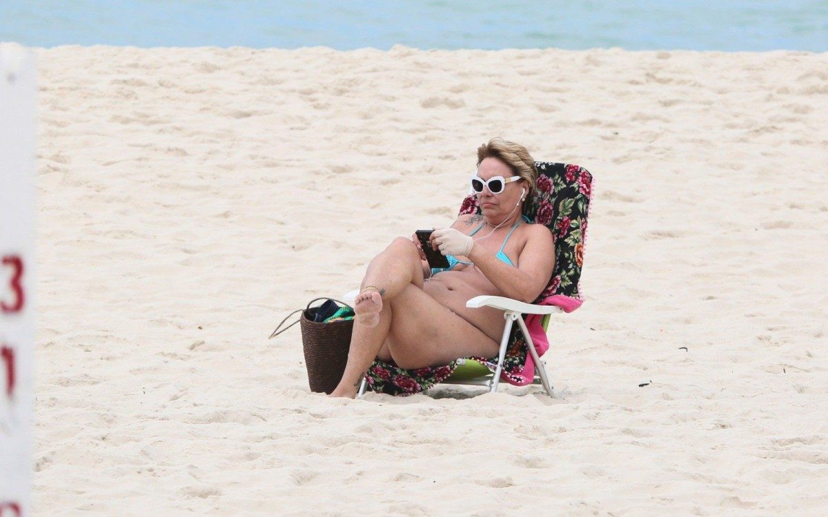 Rog&eacute;ria Bolsonaro curte dia de praia sozinha na Barra da Tijuca, na Zona Oeste do Rio