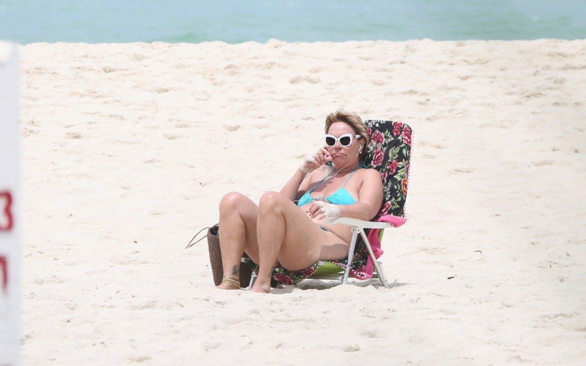 Rog&eacute;ria Bolsonaro curte dia de praia sozinha na Barra da Tijuca, na Zona Oeste do Rio