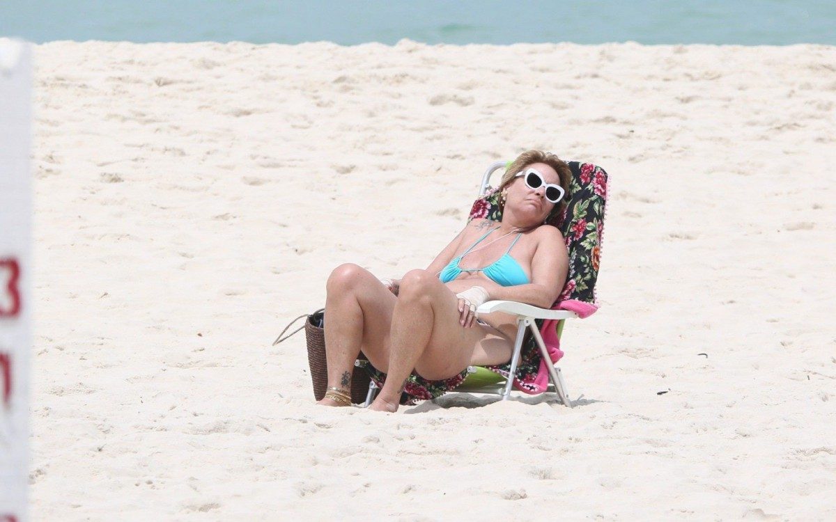 Rog&eacute;ria Bolsonaro curte dia de praia sozinha na Barra da Tijuca, na Zona Oeste do Rio