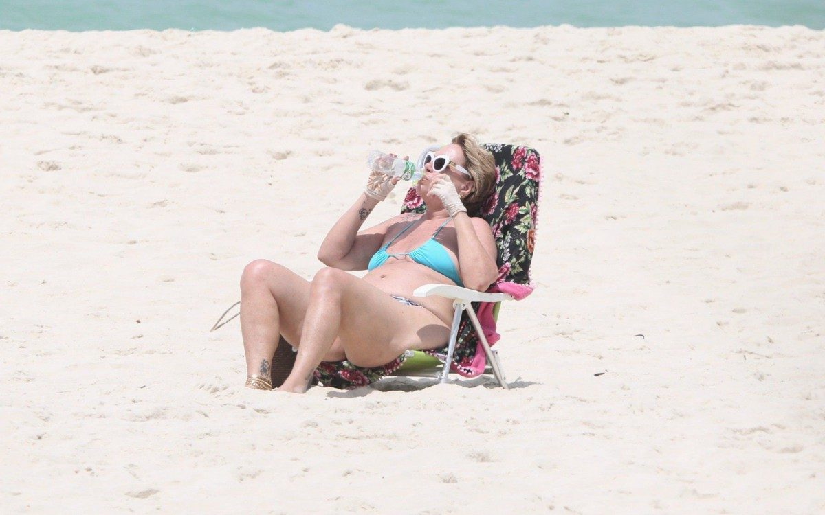 Rog&eacute;ria Bolsonaro curte dia de praia sozinha na Barra da Tijuca, na Zona Oeste do Rio