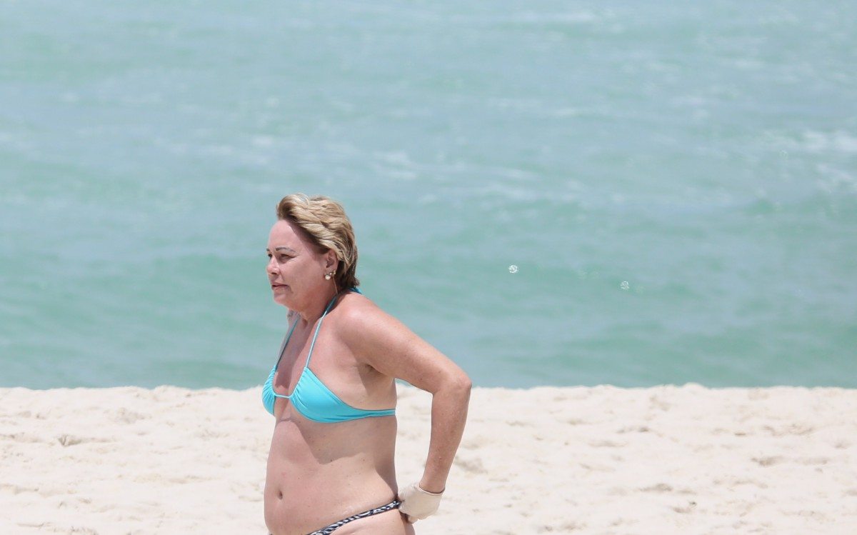 Rog&eacute;ria Bolsonaro curte dia de praia sozinha na Barra da Tijuca, na Zona Oeste do Rio