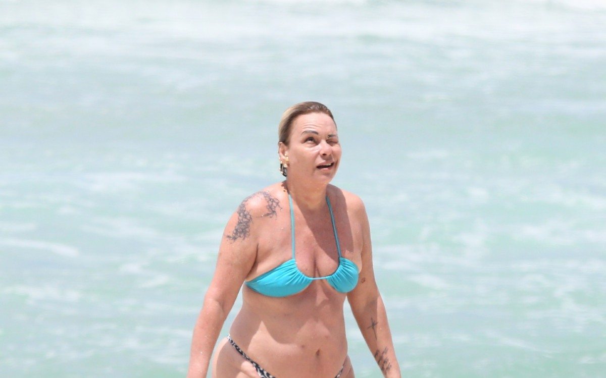 Rog&eacute;ria Bolsonaro curte dia de praia sozinha na Barra da Tijuca, na Zona Oeste do Rio