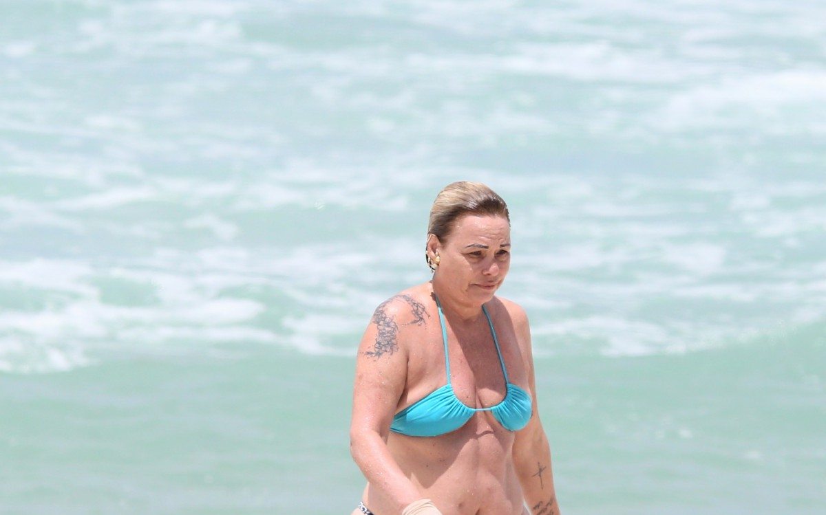 Rog&eacute;ria Bolsonaro curte dia de praia sozinha na Barra da Tijuca, na Zona Oeste do Rio