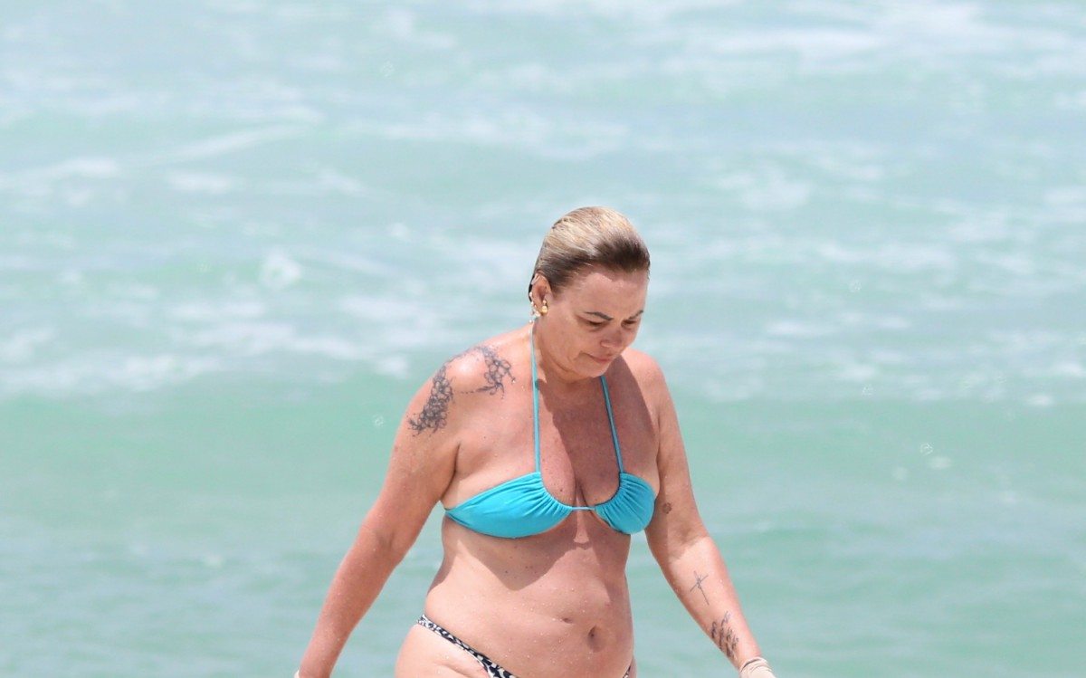 Rog&eacute;ria Bolsonaro curte dia de praia sozinha na Barra da Tijuca, na Zona Oeste do Rio