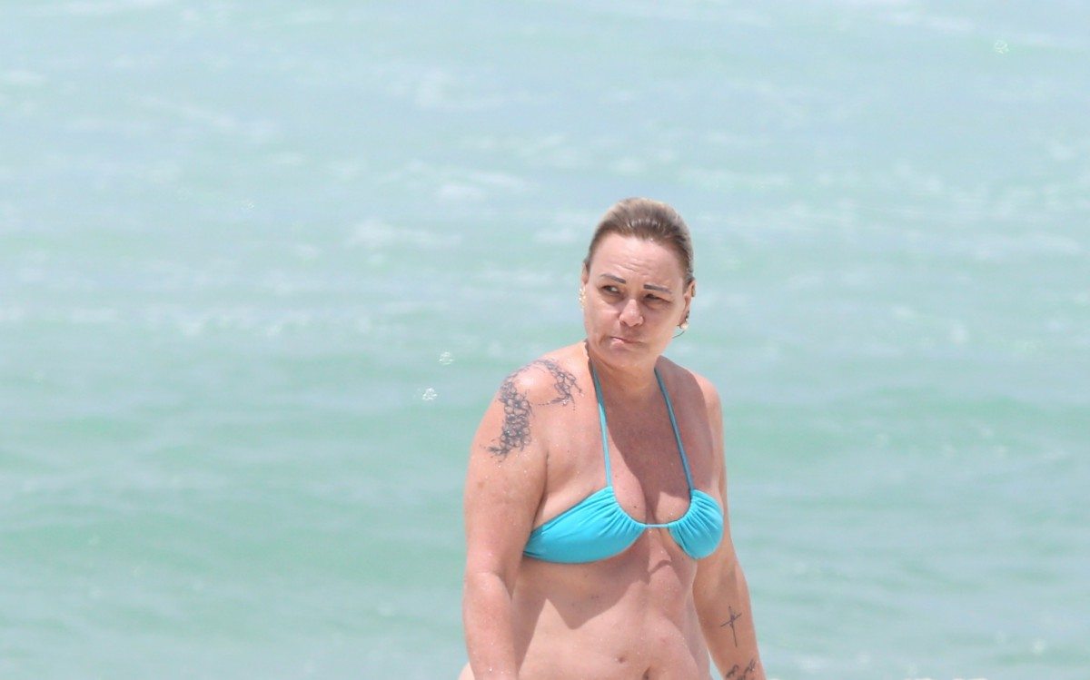 Rog&eacute;ria Bolsonaro curte dia de praia sozinha na Barra da Tijuca, na Zona Oeste do Rio