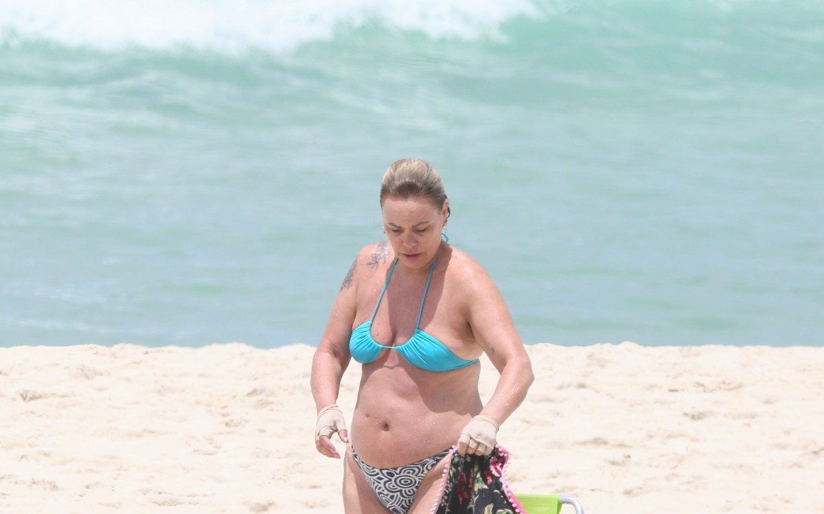 Rog&eacute;ria Bolsonaro curte dia de praia sozinha na Barra da Tijuca, na Zona Oeste do Rio