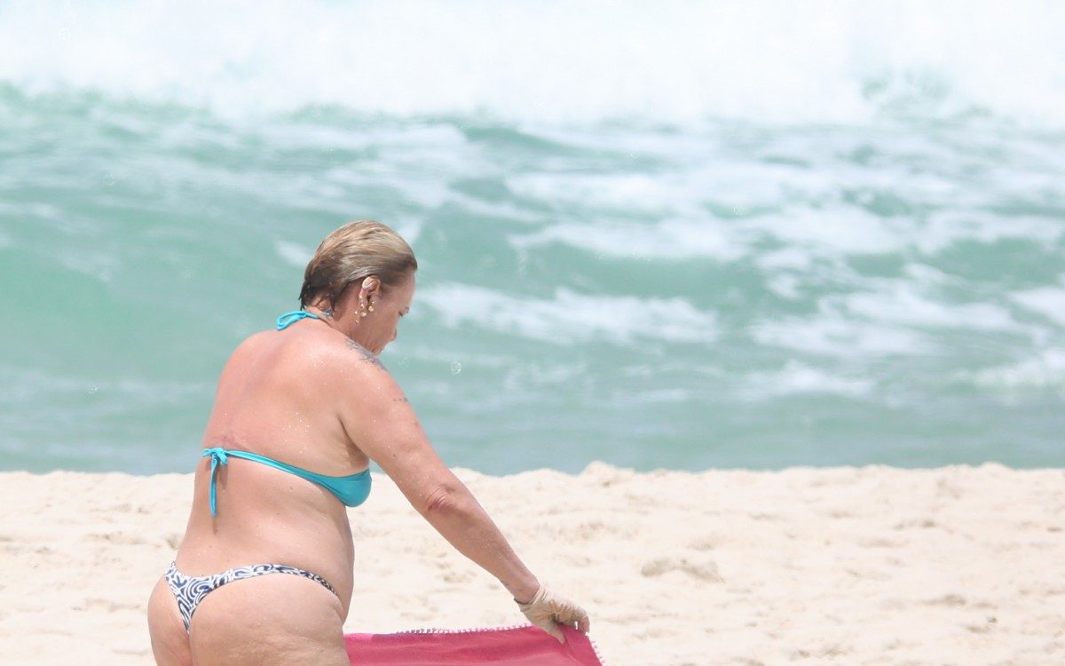 Rog&Atilde;&copy;ria Bolsonaro curte dia de praia sozinha na Barra da Tijuca, na Zona Oeste do Rio