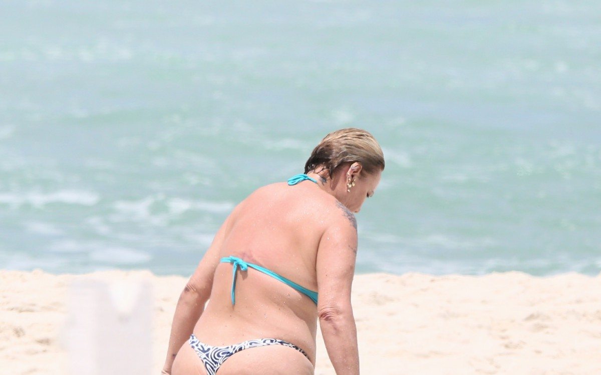 Rog&eacute;ria Bolsonaro curte dia de praia sozinha na Barra da Tijuca, na Zona Oeste do Rio