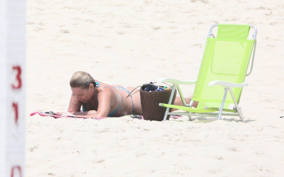 Rog&eacute;ria Bolsonaro curte dia de praia sozinha na Barra da Tijuca, na Zona Oeste do Rio