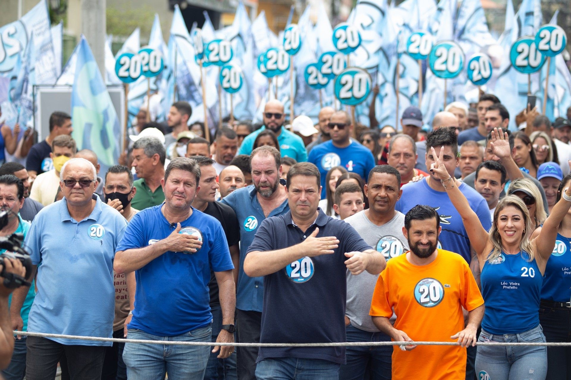 L&eacute;o Vieira, do PSC, em caminhada por Vilar dos Teles.  - Glaucio Burle/Divulga&ccedil;&atilde;o