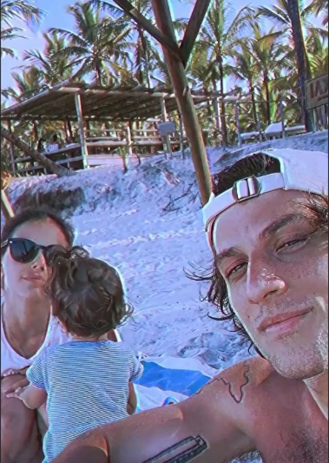 Chay Suede, Laura Neiva e Maria - reprodução do instagram