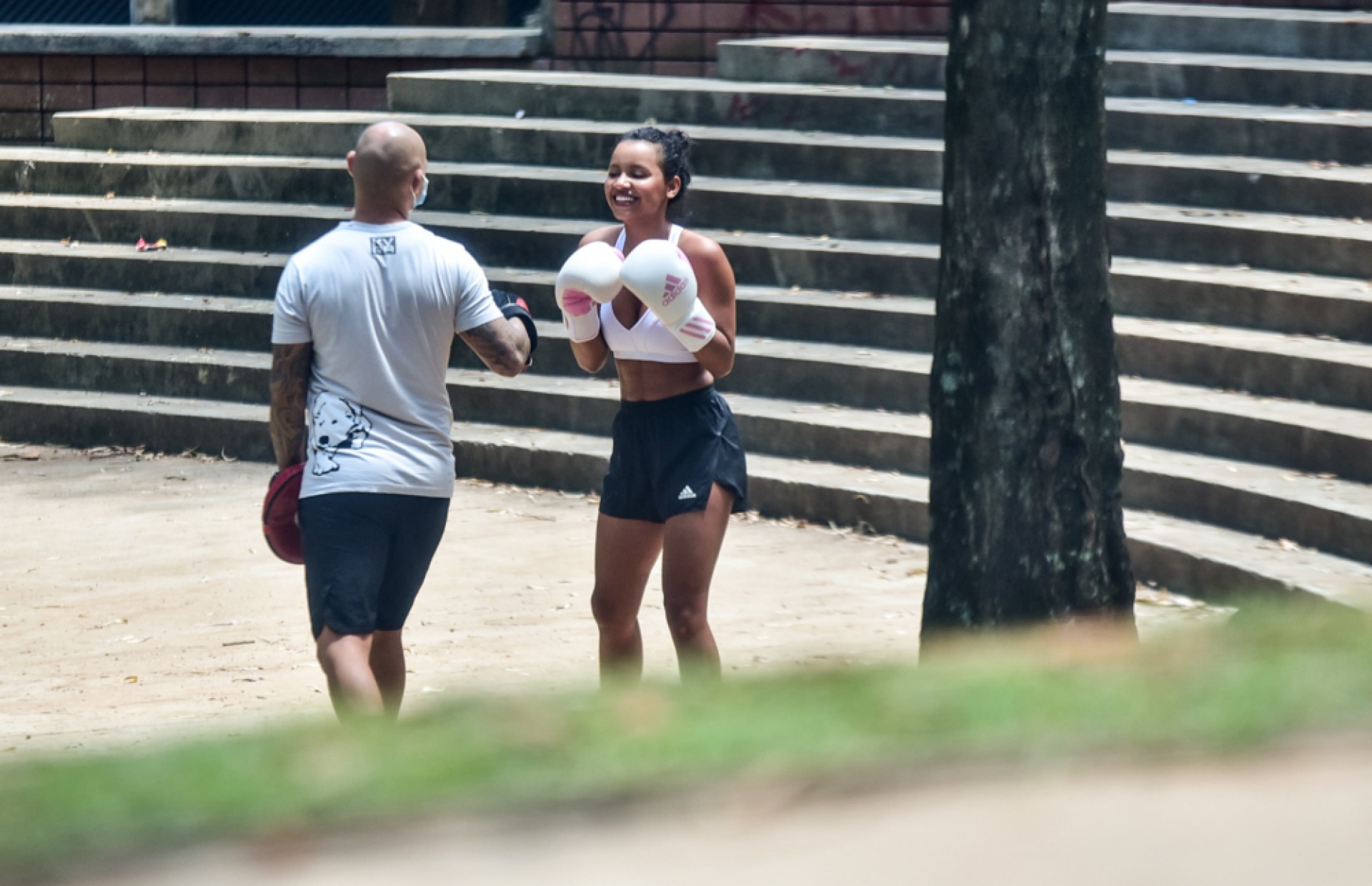 Ex-BBB Gleici Damasceno faz aula de boxe em pra&ccedil;a de S&atilde;o Paulo