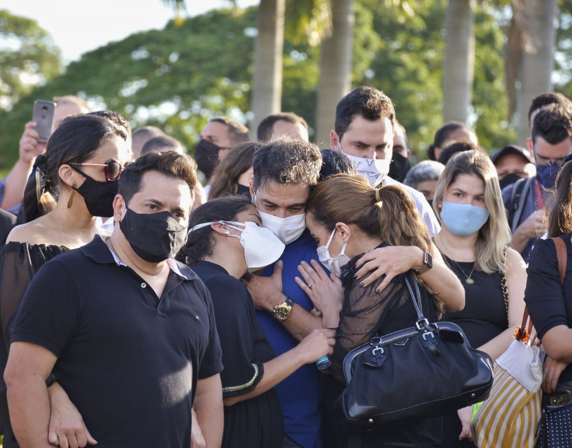 Francisco Camargo, pai de Zezé e Luciano, é enterrado em Goiânia  - Agnews