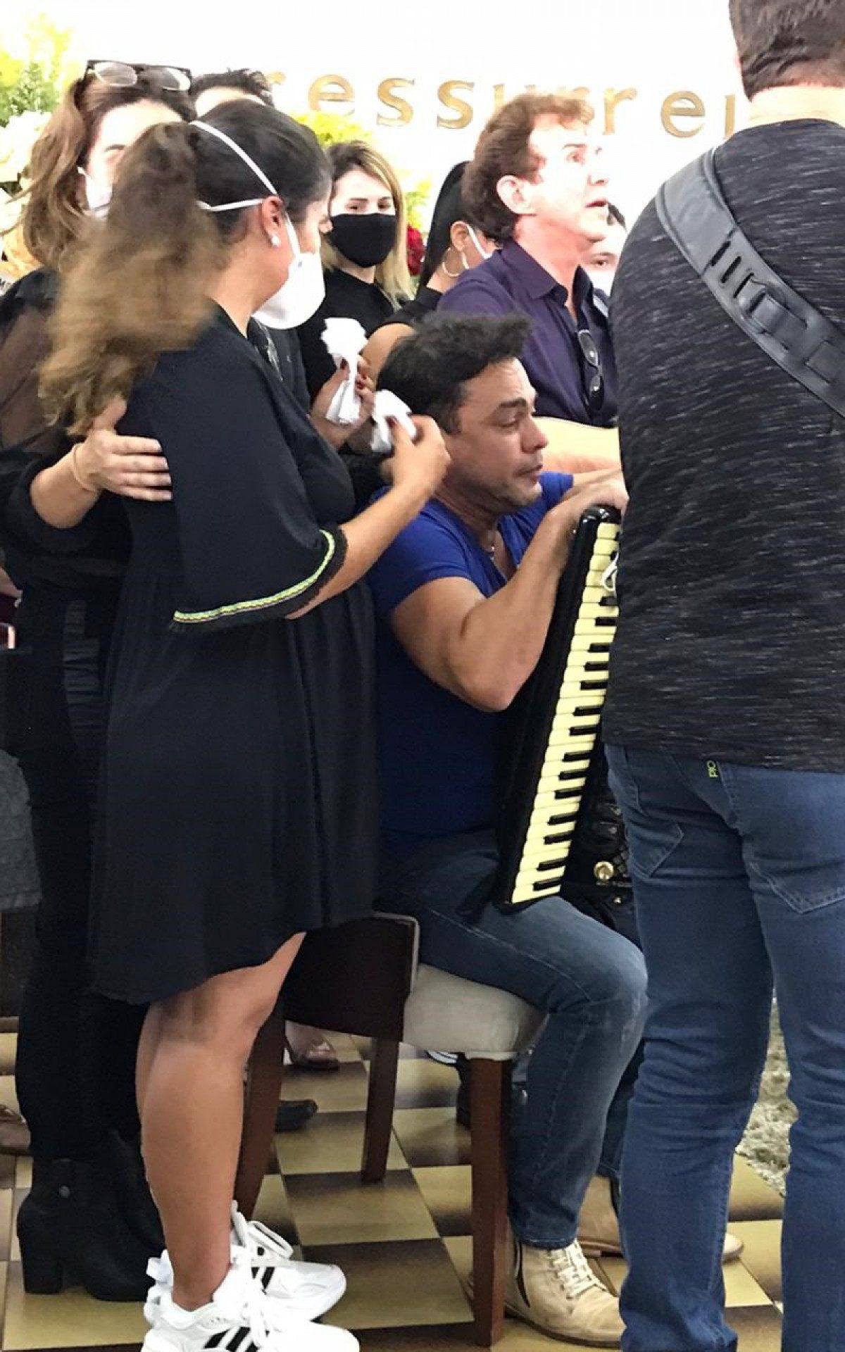 Francisco Camargo, pai de Zez&eacute; e Luciano, &eacute; enterrado em Goi&acirc;nia  - Agnews