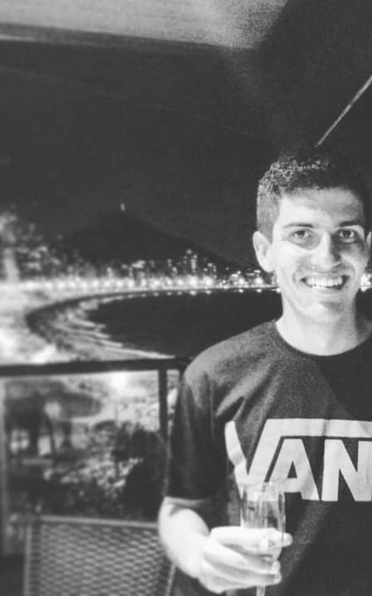 Formado em adm. de empresas, Brian trabalhava para dois aplicativos de viagens