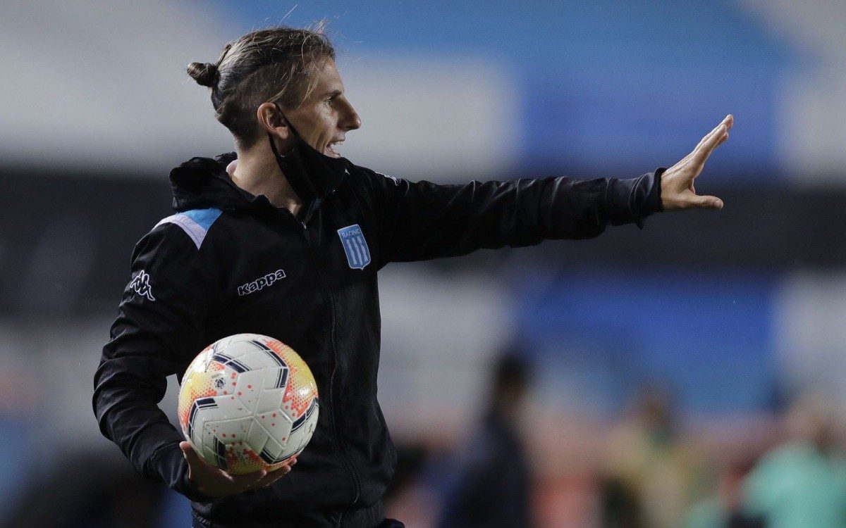 Argentina's Racing Club coach Sebastian Beccacece gestures during the closed-door Copa Libertadores round before the quarterfinals football match against Brazil's Flamengo at the Presidente Peron stadium in Avellaneda, Buenos Aires Province, Argentina, on November 24, 2020. (Photo by Juan Ignacio RONCORONI / POOL / AFP) - AFP