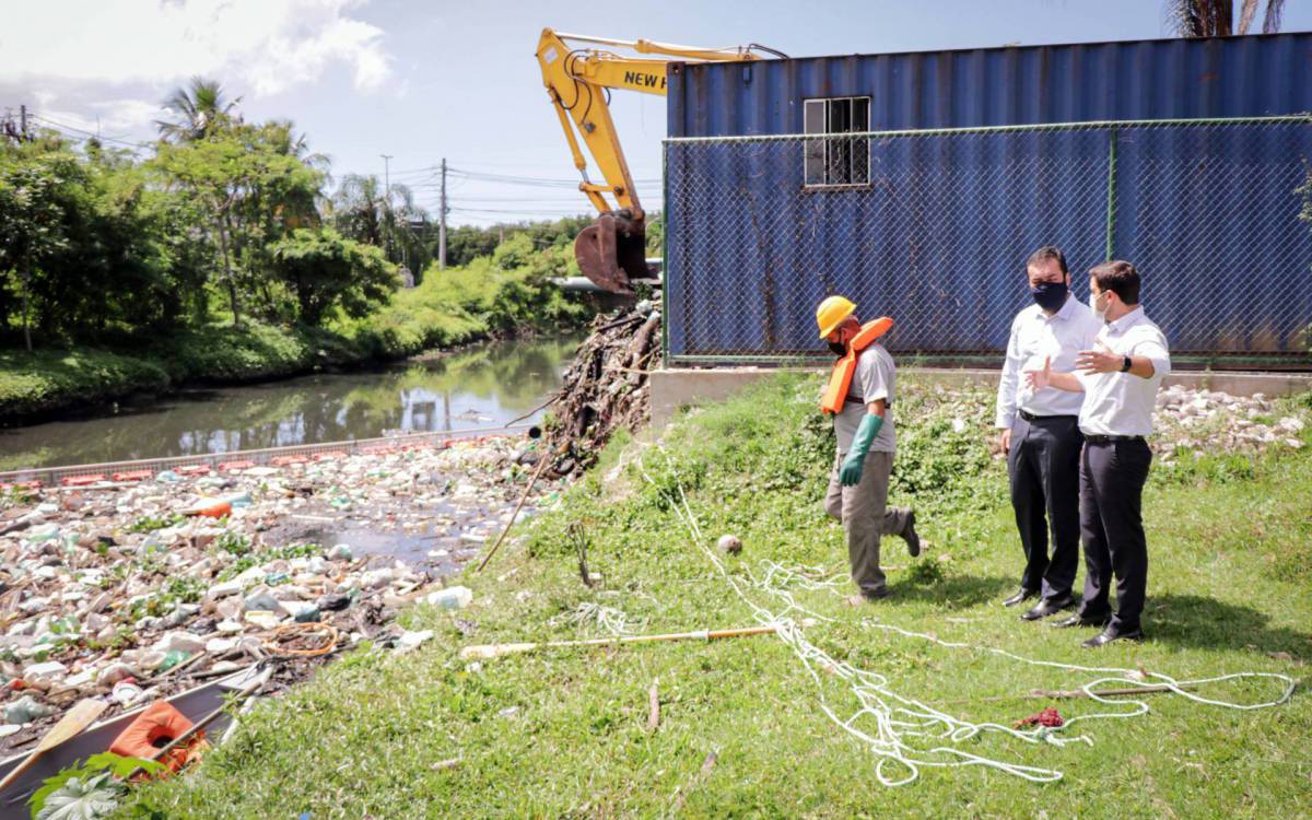 Estimativa é que seja possível recolher mais de 300 toneladas de lixo por mês dos rios - Divulgação/Governo do Estado