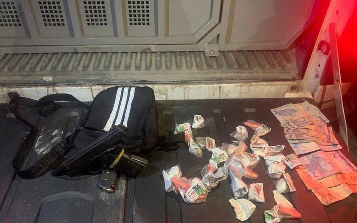 Na ação, a PM apreendeu uma pistola cal. 380 e material entorpecente  - Divulgação/21BPM