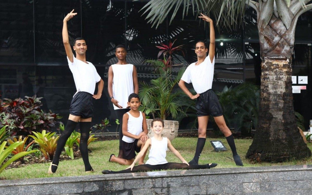 À esquerda, de pé, Philipe Matheus (O professor), ao lado dele, Natã Nascimento, à direita, em pé, Gian Carlo; ajoelhado, Rian Gonçalves; e, sentado em spacatto, Arthur Gavino