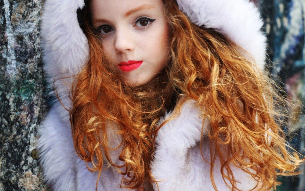 Comparada a Marina Ruy Barbosa, La&iacute;s Luna faz sucesso na TV e participa de desfile solid&aacute;rio