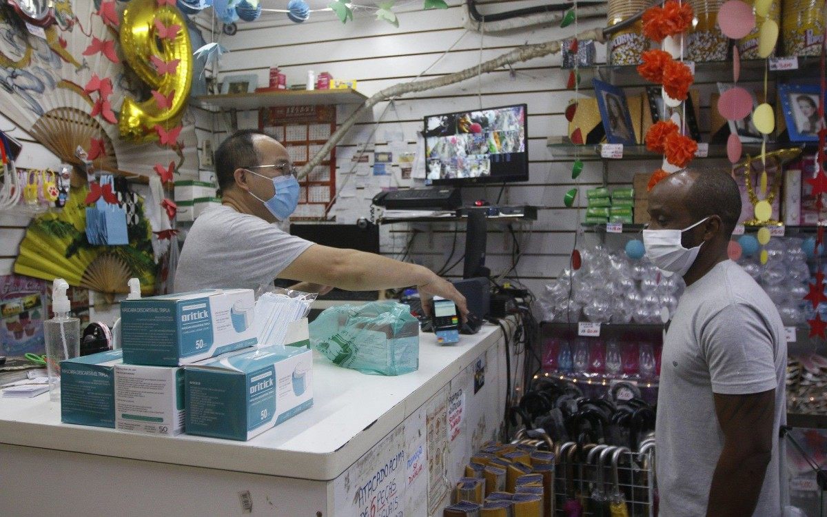 Lojista, Sr. Alex, e cliente Renato Roque fazendo as compras para o Natal  - Reginaldo Pimenta / Agencia O Dia